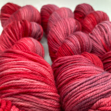 Load image into Gallery viewer, Garnet - Dazzling DK